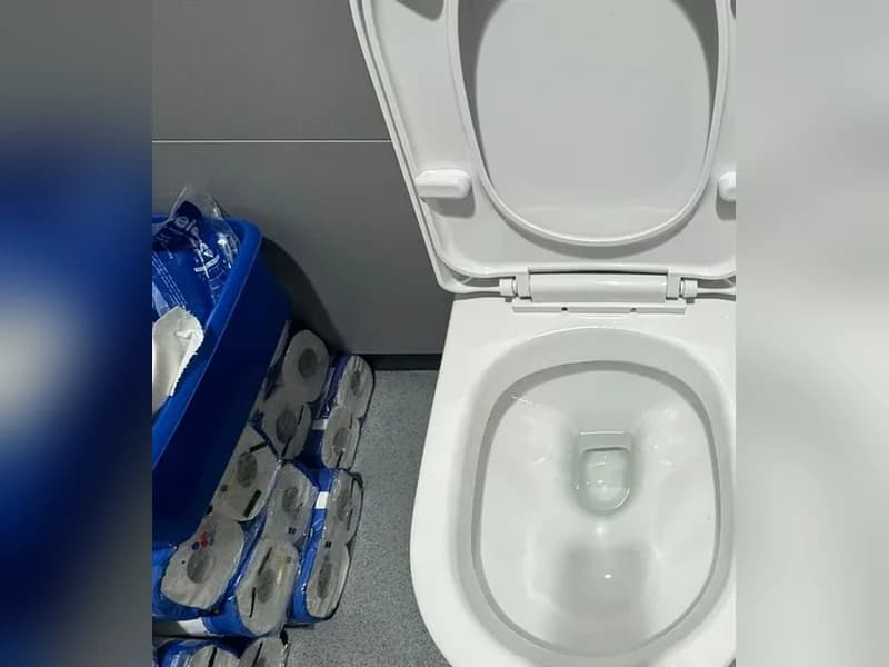 Toilet - commercial contract clean